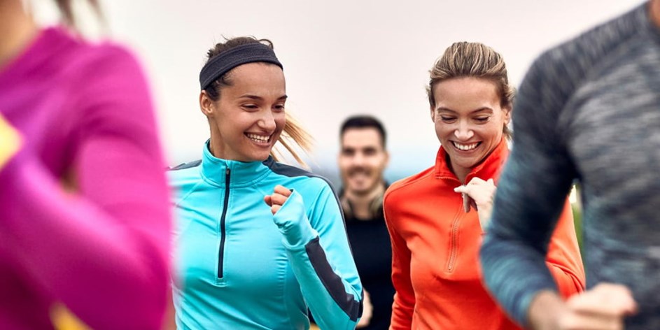 Zoomed on two people running in bright colours